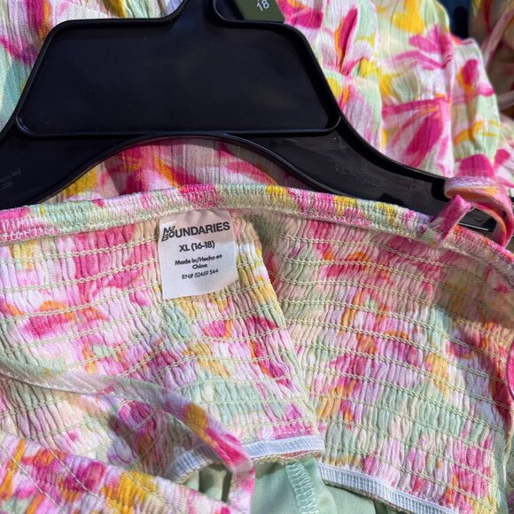 This is a very pretty floral dress - Picture 4 of 5